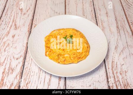 Kartoffelomelett perfekt gekocht: Von außen golden, aber in der Mitte immer noch zart und cremig. Stockfoto