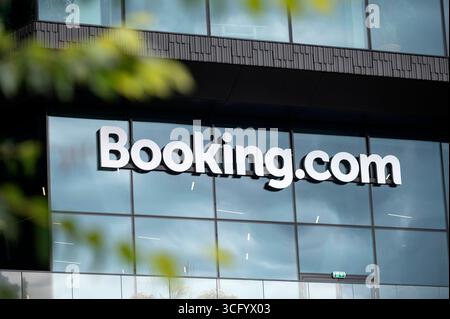Amsterdam Niederlande 23. August 2025 Booking.com Niederlassungen. Booking.com ist eine Hotelbuchungsplattform. Buchung, hauptsitz, hauptsitz, Logo, Kantoor Stockfoto