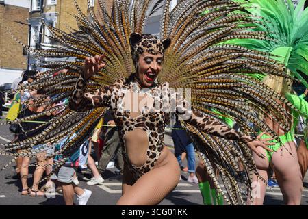 London, England, Großbritannien. August 2025. Tänzer in bunten Kostümen treten am zweiten Tag des Notting Hill Carnival 2025 auf. Die jährliche Veranstaltung mit Wurzeln in der karibischen Kultur ist die größte Straßenparty in Europa. (Kreditbild: © Vuk Valcic/ZUMA Press Wire) NUR REDAKTIONELLE VERWENDUNG! Nicht für kommerzielle ZWECKE! Quelle: ZUMA Press, Inc./Alamy Live News Stockfoto