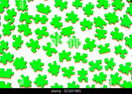 Verschiedene grüne Puzzleteile auf weißem Tischhintergrund Stockfoto