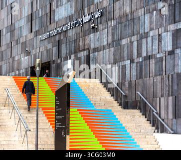 Gemalte Treppe führt zum MUMOK - Museum für moderne Kunst (mit Basaltlava verkleidet) im Museumsviertel von Wien, Österreich. Stockfoto