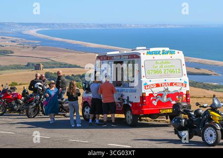 Abbotsbury, Dorset, Großbritannien. August 2025. Wetter in Großbritannien. Urlauber halten an, um in einem Lay-by-Van an der Spitze der B3157 Coast Road in Abbotsbury in Dorset ein Eis zu kaufen, von dem aus Sie an einem heißen, sonnigen Feiertag im August einen Panoramablick auf die Flotte und die St. Catherine's Chapel haben. Foto: Graham Hunt/Alamy Live News Stockfoto