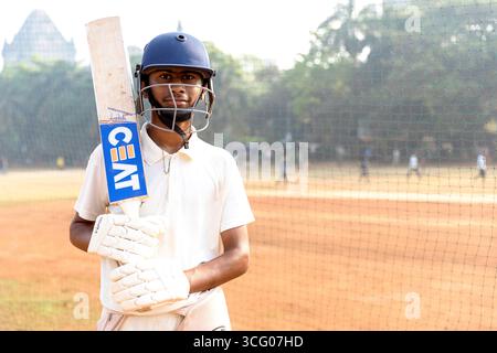 Teenager trainieren Cricket an einem sonnigen Morgen im Oval Maidan Park in Bombay, Mumbai Indien Stockfoto