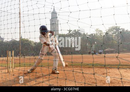 Teenager trainieren Cricket an einem sonnigen Morgen im Oval Maidan Park in Bombay, Mumbai Indien Stockfoto