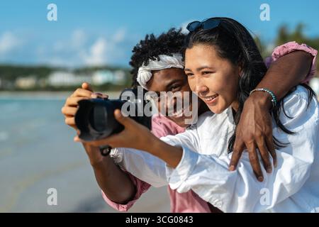 Ein junges Paar, das einen romantischen und fröhlichen Strandurlaub genießt und süße Erinnerungen und Momente der Liebe, des Glücks und der tiefen Verbundenheit in einem Tropen festhält Stockfoto