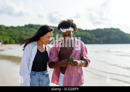 Verschiedene Paare, Freunde, die immer in Verbindung stehen, nutzen Technologie und soziale Medien, bleiben online im digitalen Zeitalter und genießen unbeschwerte Momente bei Stockfoto