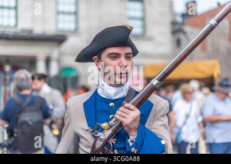 Montreal, Quebec, Kanada – Samstag, 23. August 2025: Ein Mann in einer Militäruniform aus der Kolonialzeit in Old Montreal. Stockfoto