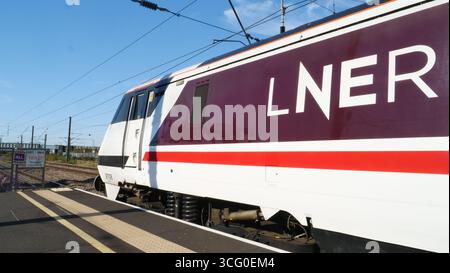 Eine LNER Intercity 225 am Bahnhof Peterborough auf dem Weg nach Norden Englands Stockfoto