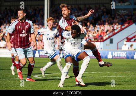 Scunthorpe, Vereinigtes Königreich. August 2025. Bild von links nach rechts: Spielspaß zwischen Scunthorpe und Halifax-Spielern während der Scunthorpe United vs Halifax Town - Enterprise National League im Glanford Park. Quelle: Freddie Yeo/Alamy Live News Stockfoto