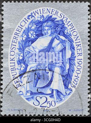 Gestempelte Briefmarke von Österreich, die das Wiener Symphonieorchester, 75-jähriges Bestehen, um 1975 feiert. Stockfoto