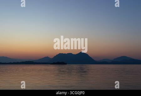 Sonnenaufgang über dem Lago Maggiore Baveno, Italien. Stockfoto