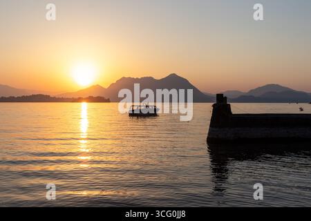 Sonnenaufgang über dem Lago Maggiore Baveno, Italien. Stockfoto