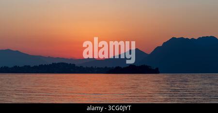 Sonnenaufgang über dem Lago Maggiore Baveno, Italien. Stockfoto