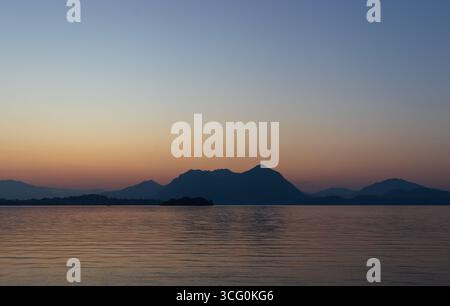 Sonnenaufgang über dem Lago Maggiore Baveno, Italien. Stockfoto