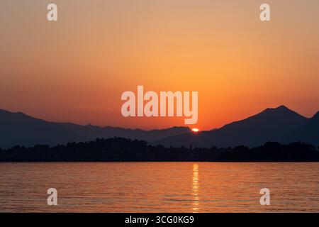 Sonnenaufgang über dem Lago Maggiore Baveno, Italien. Stockfoto