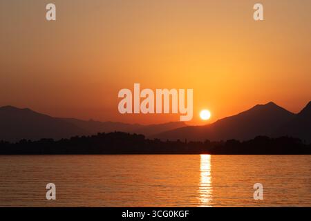 Wunderschöner Sonnenaufgang über dem Lago Maggiore baveno, Italien. Stockfoto