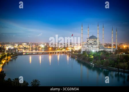 Sabanci Central Mosque, Alte Uhrenturm und Steinerne Brücke in Adana, Stadt der Türkei. Adana Stadt mit Moschee minarette vor Seyhan River. Stockfoto