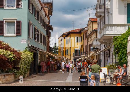 Peschiera del Garda, Italien - 30. MAI 2024: Buntes Stadtbild mit Straßen und Bauwerken Stockfoto
