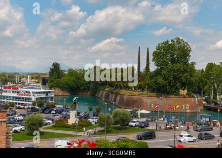 Peschiera del Garda, Italien - 30. MAI 2024: Buntes Stadtbild mit Straßen und Bauwerken Stockfoto