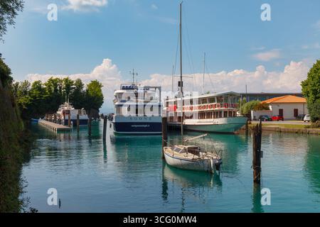 Peschiera del Garda, Italien - 30. MAI 2024: Landschaft mit Kanälen, Brücken und Booten Stockfoto