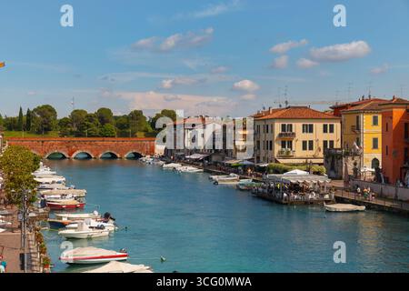 Peschiera del Garda, Italien - 30. MAI 2024: Landschaft mit Kanälen, Brücken und Booten Stockfoto
