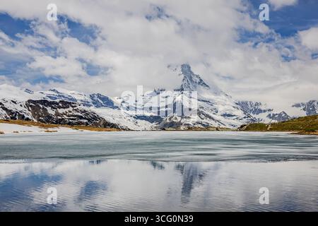Eine atemberaubende Landschaft mit einem schneebedeckten Berg, der sich im ruhigen Wasser eines Sees spiegelt Stockfoto