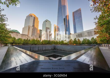 NEW YORK, NEW YORK, USA - 23. OKTOBER 2016: Die 9/11 Memorial Pools in Lower Manhattan. Stockfoto