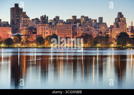 Upper West Side New York City vom Central Park bei Nacht. Stockfoto