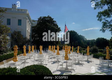 Washington, DC, USA. August 2025. Tische und Stühle im Rosengarten des Weißen Hauses in Washington, DC, USA, am Montag, den 25. August, 2025. es wird erwartet, dass US-Präsident Donald J Trump am Montag zwei Exekutivanordnungen unterzeichnen wird, mit denen die bargeldlose Kaution in Washington und im ganzen Land beendet werden soll. dies markiert den jüngsten Schritt in der administrations-Agenda, um gegen Verbrechen vorzugehen. Quelle: Al Drago/Pool über CNP/dpa/Alamy Live News Stockfoto