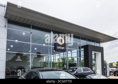 Außenansicht des Smart Car Händlers mit Logo. Portsmouth, Großbritannien, 3. Juli 2024 Stockfoto