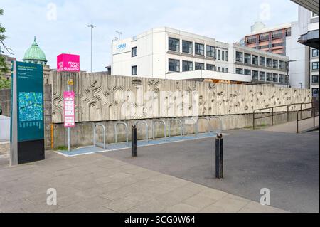 Das Wandgemälde aus Beton wurde vom Bildhauer Charles Anderson am Bahnhof Charing Cross in Glasgow, Schottland, Großbritannien, gegossen Stockfoto