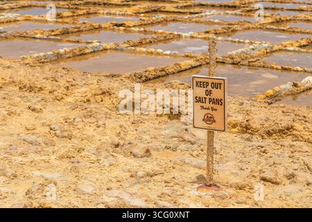 Gozo, Malta – 23. Juni 2021: Warnschild, das Besucher auffordert, sich von Salinen fernzuhalten. Stockfoto