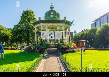 BERGEN, NORWEGEN – 17. AUGUST 2025: Musikkpaviljongen ist der gusseiserne Musikpavillon im Stadtpark Bergen. Er wurde 1888 von einem reichen Unternehmen der Stadt geschenkt Stockfoto