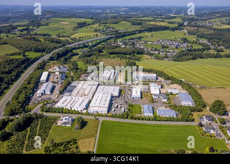 Luftbild, Gewerbegebiet Scheda und Ortsansicht Ortsteil Bleche an der Autobahn A45 und Talbrücke Bleche, Hügellandschaft mit Fernsicht, Germinghausen, Drolshagen, Sauerland, Nordrhein-Westfalen, Deutschland ACHTUNGxMINDESTHONORARx60xEURO *** Luftaufnahme, Industriegebiet Scheda und Bezirk Bleche an der Autobahn A45 und Talbrücke Bleche, hügelige Landschaft mit Fernsicht, Germinghausen, Drolshagen, Sauerland, Nordrhein-Westfalen, Deutschland ACHTUNGxMINDESTHONORARx60xEURO Stockfoto