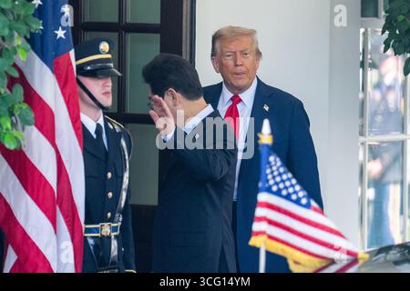 Washington, USA. August 2025. US-Präsident Donald Trump (R) begrüßt den Besuch des südkoreanischen Präsidenten Lee Jae-myung (C) im Weißen Haus in Washington, DC, USA, am 25. August 2025. Quelle: Hu Yousong/Xinhua/Alamy Live News Stockfoto