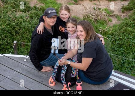 Eine Touristenfamilie macht ein Selfie auf der Pinguins Plus Tribüne für die Pinguin Parade im Phillip Island Nature Park in Australien. Stockfoto