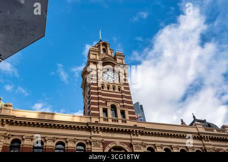 Der Uhrenturm an der Flinders Street Station, dem zentralen Bahnhof in Melbourne, Australien. Stockfoto