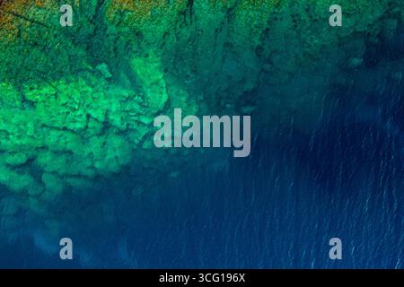 Drohne an der felsigen Küste mit transparentem türkisfarbenem Wasser. Blick auf das Meer, Kefalonia, Kephalonia griechische Insel Ionenmeer Stockfoto