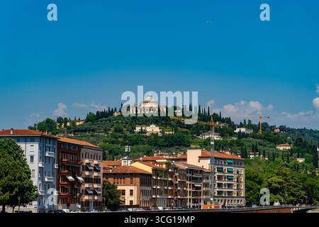 Santuario della Madonna di Lourdes mit Blick auf Verona Stockfoto