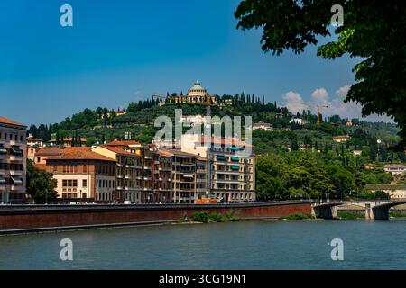 Santuario della Madonna di Lourdes mit Blick auf Verona Stockfoto
