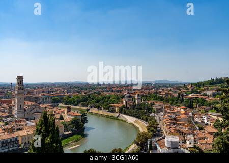 Historische Dächer und Blick auf die Etsch in Verona, Italien Stockfoto