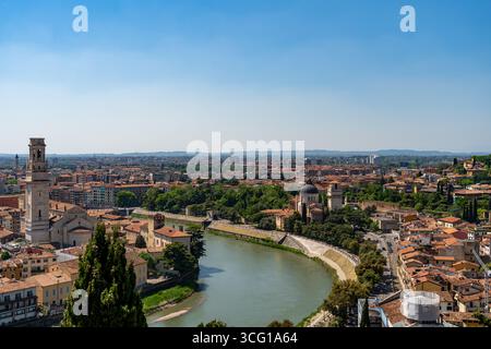 Historische Dächer und Blick auf die Etsch in Verona, Italien Stockfoto