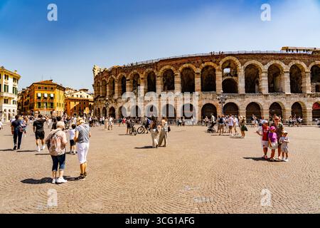 Arena di Verona mit Touristen in Piazza Bra, Verona, Italien Stockfoto