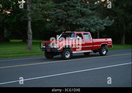 Roter Pickup, der in den Rädern der Zeitparade in Macungie Pa vorbeifährt. Stockfoto