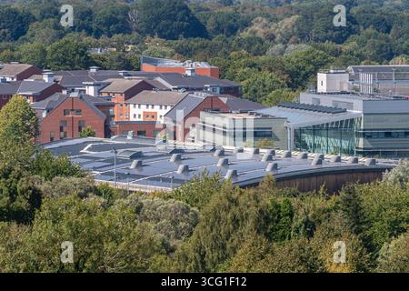 August 2025. University of Surrey in Guildford, England, Großbritannien. Das Gebäude des Surrey Sports Park hat eine Reihe von 1500 Solarpaneelen auf dem Dach installiert, die mehr als ein Viertel seines Energiebedarfs decken. Dies wird den CO2-Fußabdruck des Gebäudes verringern und dem Universitätscampus helfen, sein Ziel bis 2030 zu erreichen. Stockfoto
