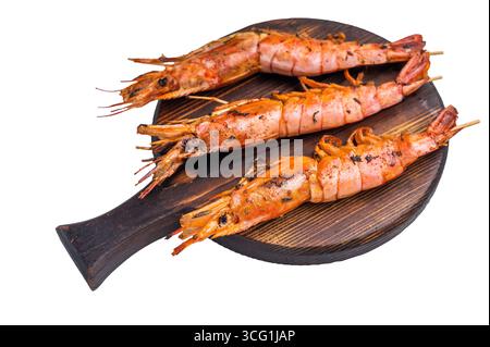 Spieße mit gegrillten roten argentinischen Garnelen Langostino Austral isoliert auf weißem Hintergrund. Draufsicht. Stockfoto