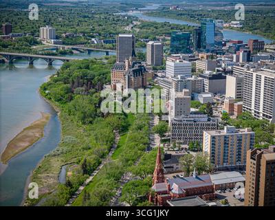 Eine Stadt mit einem Fluss und einer Kirche in der Mitte. Die Stadt ist voller hoher Gebäude und viel Grün Stockfoto
