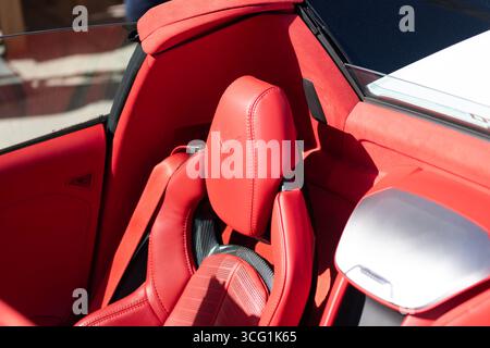 Miami, Florida, USA - 25. Januar 2025: Chevrolet Corvette C8 Sportwagen Cabrio. Luxuriöses weißes Cabriolet Corvette C8. Auto von Chevrolet Stockfoto