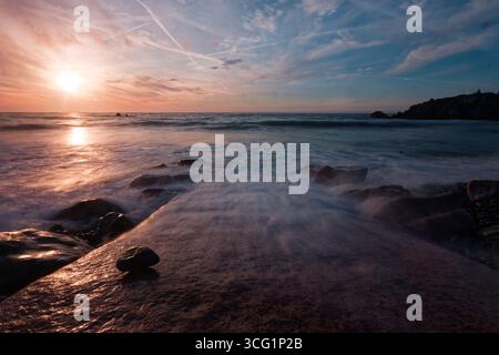 Flut am Strand Saint-Pabu bei Sonnenuntergang, Frankreich, Bretagne, Erquy Stockfoto