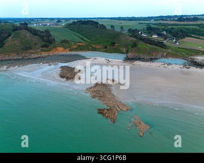 Abwechslungsreiche Küstenlandschaft mit feinen Sandstränden und zerklüfteten Klippen, Blick aus der Vogelperspektive, Frankreich, Bretagne, Erquy Stockfoto